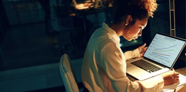 Žena, která sedí před notebookem