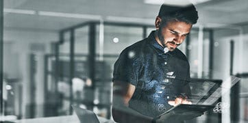 Muž používající tablet