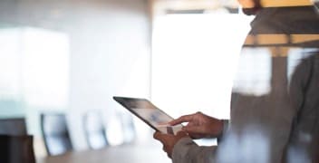 Osoba používající tablet