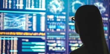 Osoba, která se dívá na údaje na obrazovce